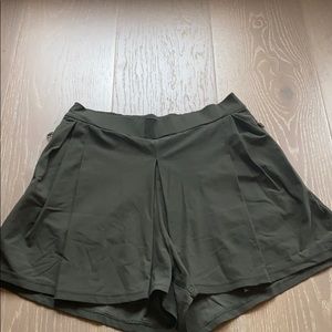 Pleated shorts